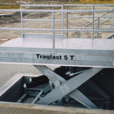 Loading scissors lift with double abor drive