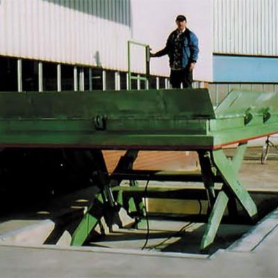Loading scissors lift with two hydraulically operated side cargo doors