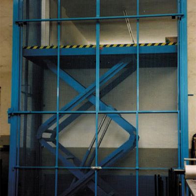 Double scissors lift with a load shaft frame