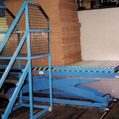 Plant scissors lift, cross on rails with non-driven roller conveyor