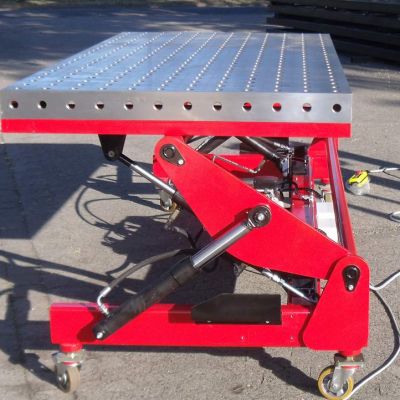 Welding table with lift tilt