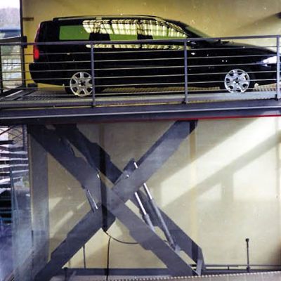 Car lift with automatically retractable railing